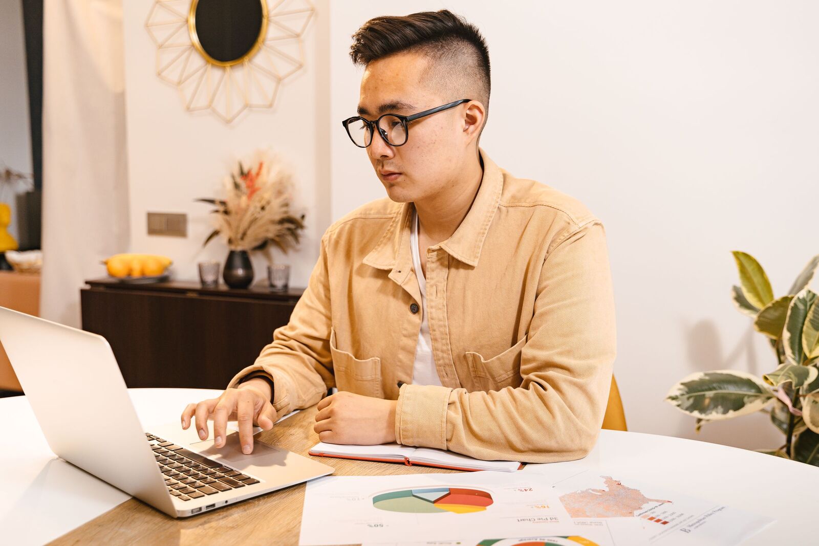 Chủ quán xem danh sách khách và báo cáo trên máy tính xách tay