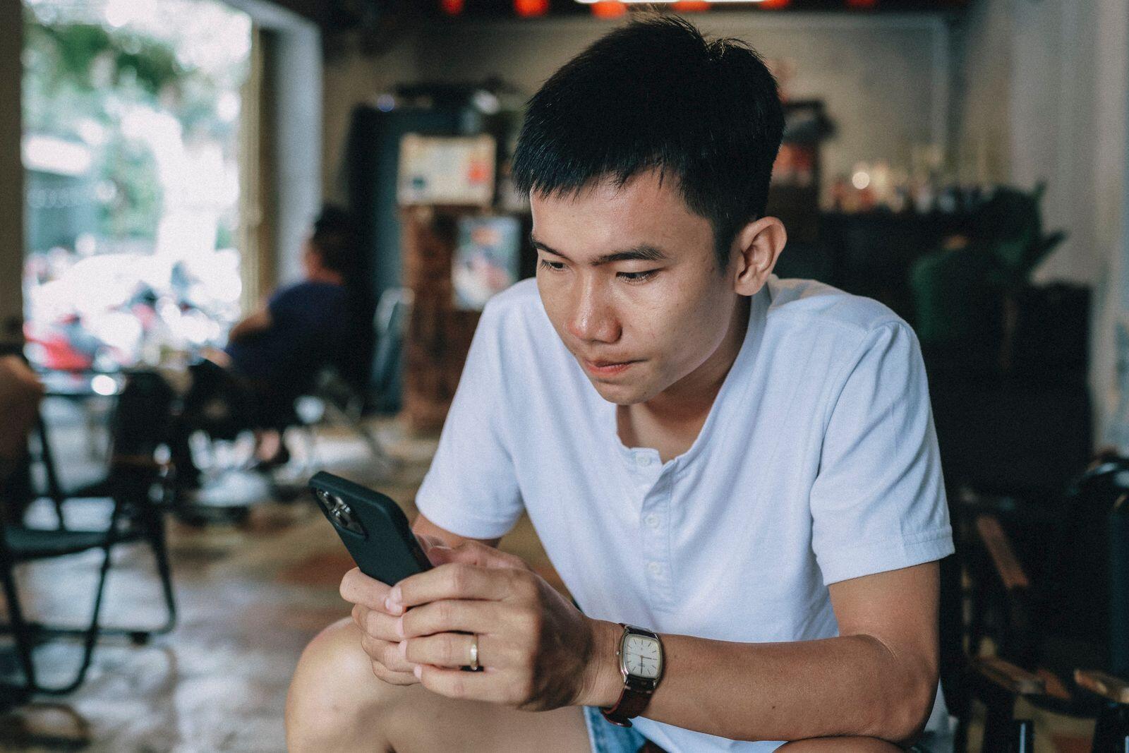 Khách hàng xem thông báo nhắc nhở tự động trên điện thoại trong quán