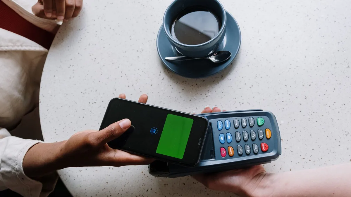Lưu thẻ vào ví thay vì bắt khách tải app